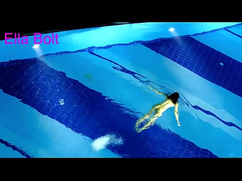 ❤️ No puc parar de mirar-la, jove rossa presa nedant nua a la piscina del complex ELLA BOLT ❤❌ Fota a nosaltres ❌