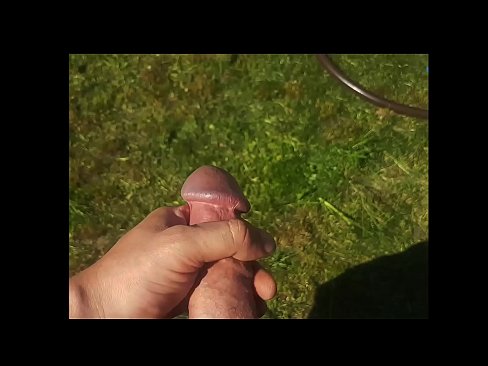 ❤️ Una guapa calenta es folla el seu cony rosa i es corre amb un esquitxat en un jardí d'estiu ❤❌ Fota a nosaltres ❌